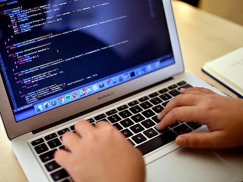 Angesichts glänzender Karriereaussichten sind viele IT-Fachleute rund um den Globus auf der Suche nach neuen Jobs. Foto: Britta Pedersen/dpa-Zentralbild/dpa