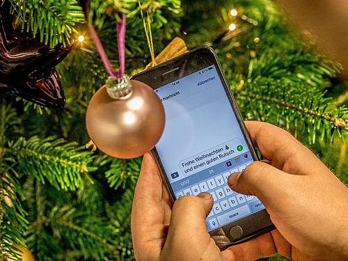 Einer Umfrage zufolge gilt in 26 Prozent aller Haushalte ein Smartphone-Verbot an Heiligabend. Foto: Michael Kappeler/dpa/Illustration