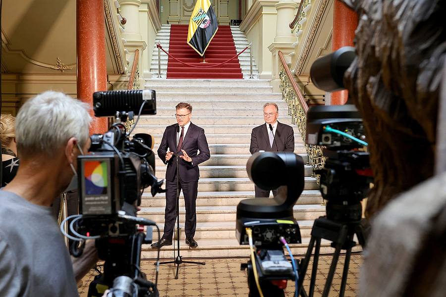 Der Ostbeauftragte Carsten Schneider (SPD, l) und Sachsen-Anhalts Ministerpräsident Reiner Haseloff (CDU) treten gemeinsam vor die Presse.