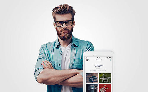 Hipster mit Abbildung der App Moneyou Go