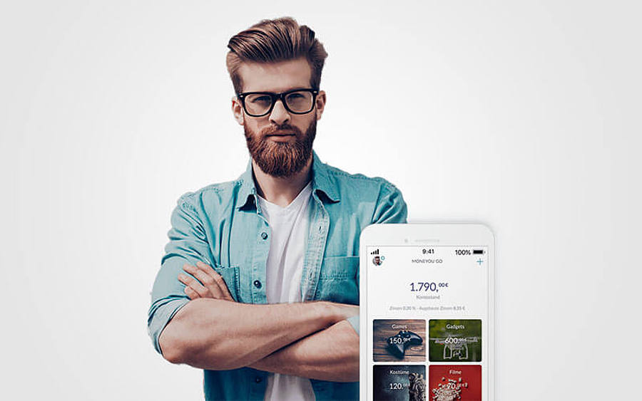 Hipster mit Abbildung der App Moneyou Go