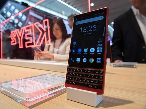 Ein Blackberry Key2 Red Edition. Foto: Andrea Warnecke/dpa-tmn