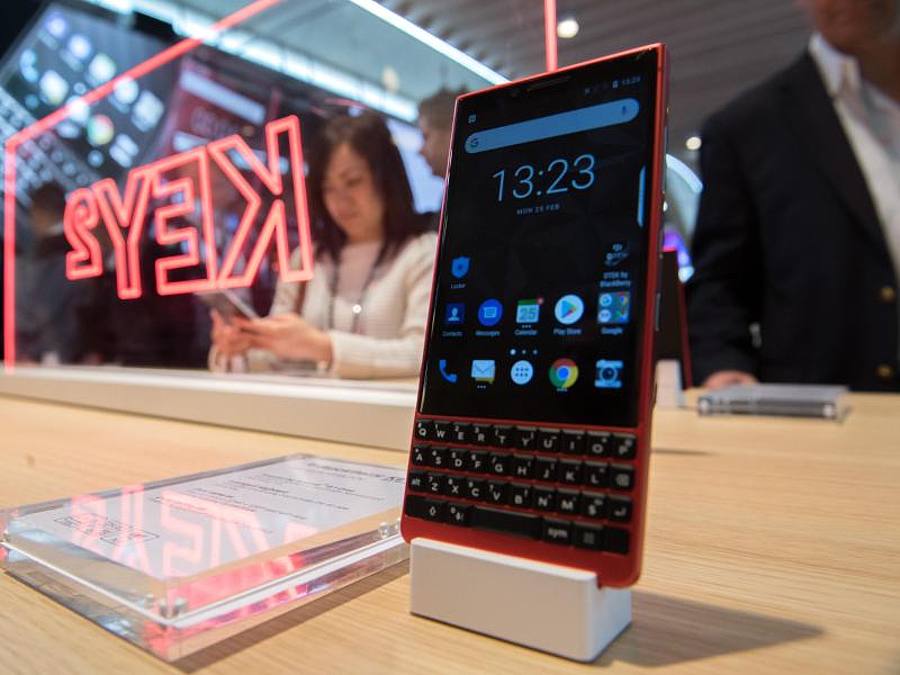 Ein Blackberry Key2 Red Edition. Foto: Andrea Warnecke/dpa-tmn