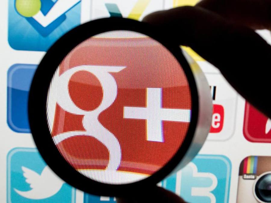 Das Logo von Google Plus unter einer Lupe