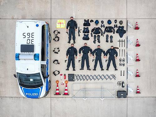 Das von der Bundespolizei zu Verfügung gestellt Foto zeigt Polizisten der Bundespolizei Duderstadt und ihre Ausrüstungsgegenstände neben einem Polizeifahrzeug.