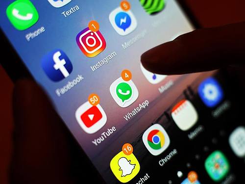 Ein Blick auf ein Smartphone mit den verschiedenen Social Media Apps, wie Facebook, Instagram, YouTube und WhatsApp. Foto: Yui Mok/PA Wire/dpa
