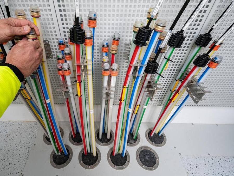 Laut einer Studie sind bis Jahresende schätzungsweise 7,5 Millionen reine Glasfaser-Anschlüsse betriebsbereit. Foto: Armin Weigel/dpa