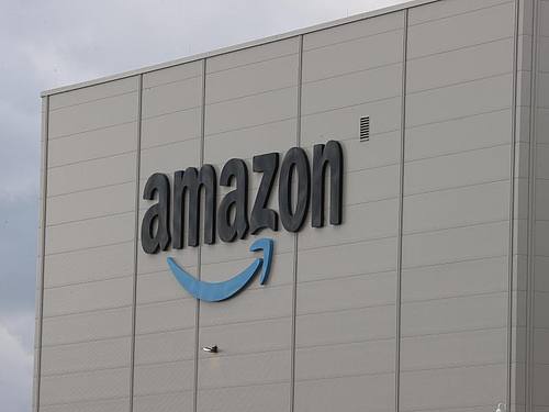 Das Amazon-Logo ist auf der Fassade des Logistikzentrums in Gera, Thüringen, zu sehen. Foto: Bodo Schackow/dpa-Zentralbild/dpa
