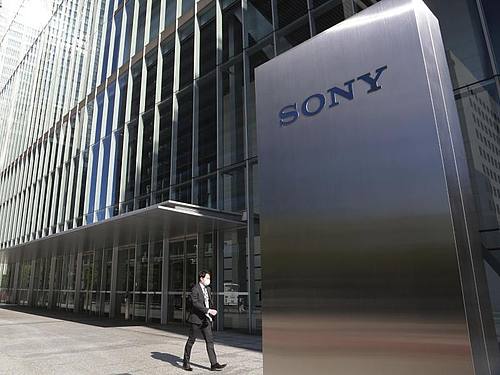 Sony hat trotz der Probleme mit seiner Playstation 5 die Gewinnprognose für das laufende Geschäftsjahr erneut angehoben. Foto: Koji Sasahara/AP/dpa