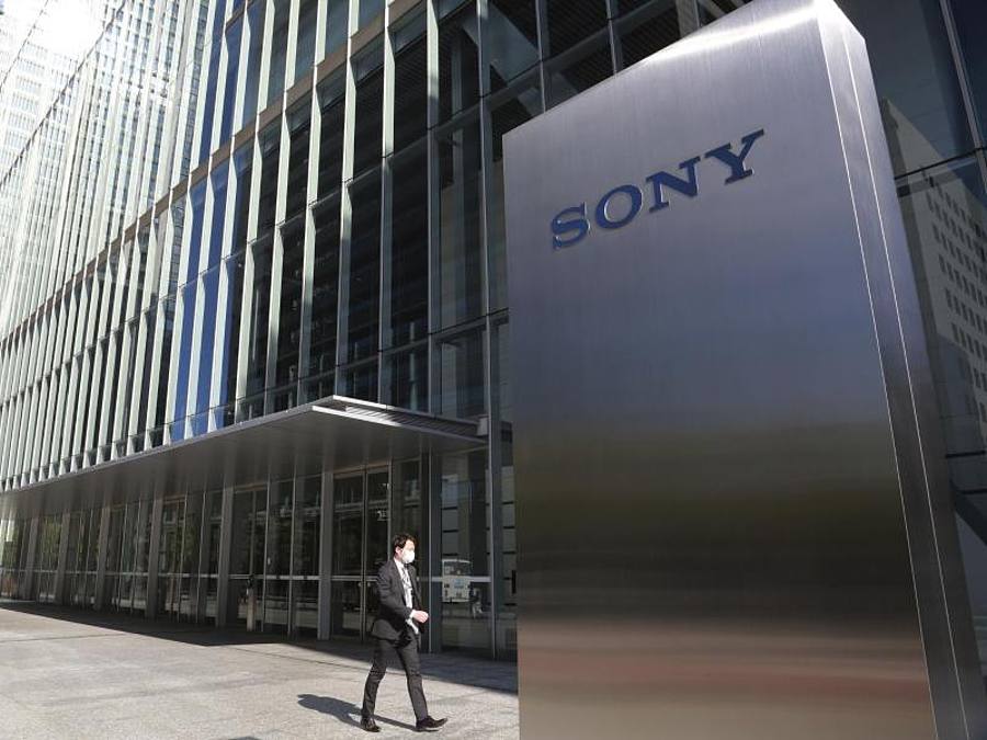 Sony hat trotz der Probleme mit seiner Playstation 5 die Gewinnprognose für das laufende Geschäftsjahr erneut angehoben. Foto: Koji Sasahara/AP/dpa