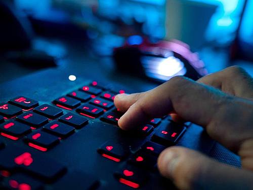 Dem Bundesverband der Energie- und Wasserwirtschaft zufolge wurden in Deutschland zuletzt mehr Cyberangriffe verzeichnet. Foto: Nicolas Armer/dpa/Illustration