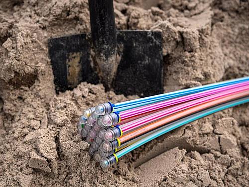 Glasfaserkabel liegen auf einer Baustelle in Niedersachsen. Foto: Sina Schuldt/dpa