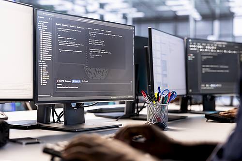 Nahaufnahme von Server-Hub IT-Profi-Debugging und Optimierung von Code