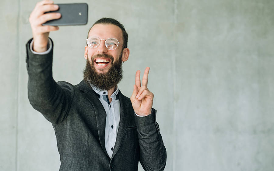 Ein junger Geschäftsmann macht ein Selfie