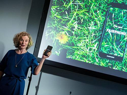 Eva Gouwens bei der Vorstellung des Fairphone 3 in Berlin. Foto: Bernd von Jutrczenka
