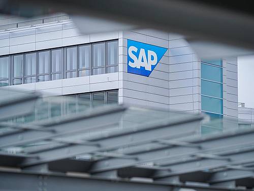 Der Softwarekonzern SAP soll gemeinsam mit T-Systems die Infrastruktur für das geplante EU-Covid-Zertifikat für einfaches Reisen in Europa aufbauen. Foto: Uwe Anspach/dpa