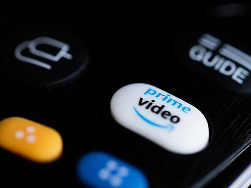 Ein Button für den direkten Start der App des Streaming Anbieters Prime Video auf einer Fernbedienung. Foto: Rolf Vennenbernd/dpa