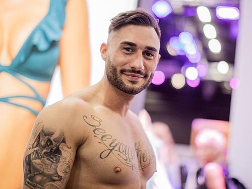 Der Influencer Florian Buchholz aufgenommen auf der Fitnessmesse Fibo.