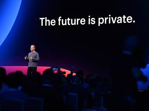 Facebook-Chef Mark Zuckerberg auf der Entwicklerkonferenz F8 im McEnery Convention Center in San Jose. Hinter ihm der der Slogan: «The future is private». Foto: Andrej Sokolow