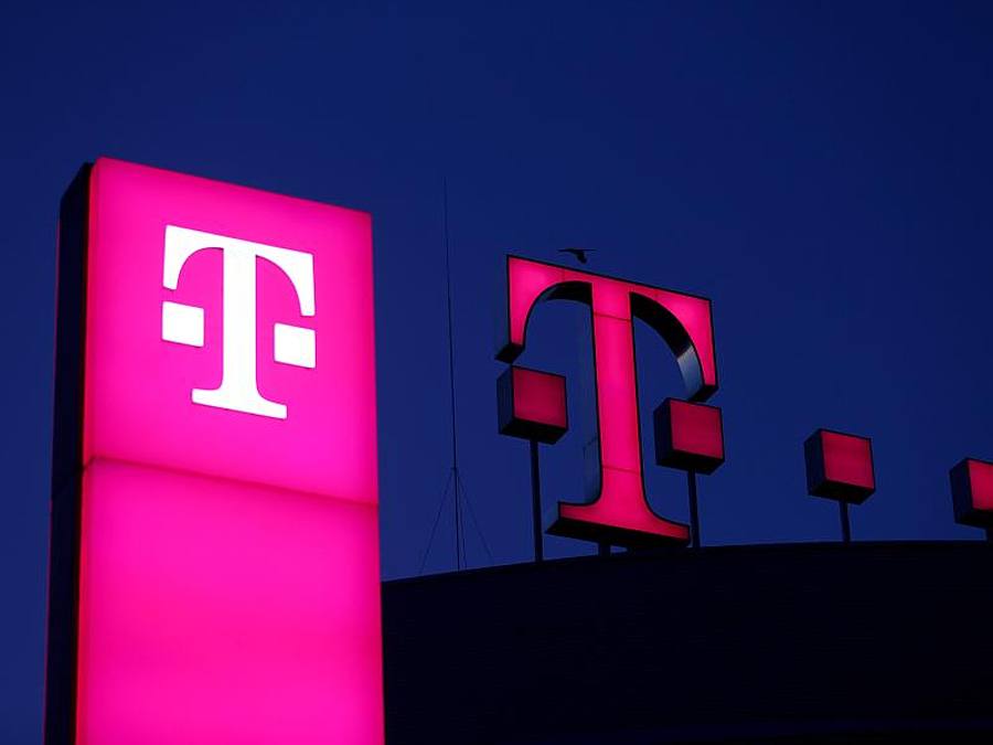 Das Logo der Deutschen Telekom an einem Gebäude