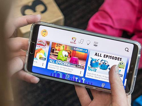 Ein Smartphone auf dem die Youtube-App läuft