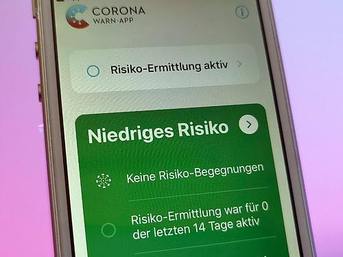 Die Corona-Warn-App auf einem iPhone 5s. Die neuste Version der Tracking-App läuft nun auch auf älteren iPhone-Modellen, die 2013 und 2014 auf den Markt kamen. Foto: Christoph Dernbach/dpa