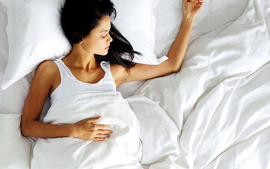 Frau schläft im Bett