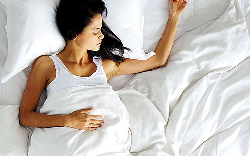 Frau schläft im Bett