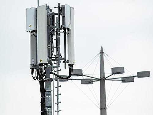 Mobilfunkantennen für das 5G-Netz an der Spitze eines Mobilfunkmastes. Foto: Frederico Gambarini
