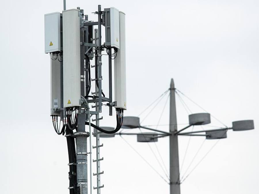 Mobilfunkantennen für das 5G-Netz an der Spitze eines Mobilfunkmastes. Foto: Frederico Gambarini
