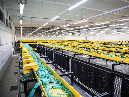 Das Superhirn «SuperMUC-NG» schafft 26,7 Petaflops, das sind mehr als 26 Billiarden Rechenschritte pro Sekunde. Foto: Lino Mirgeler