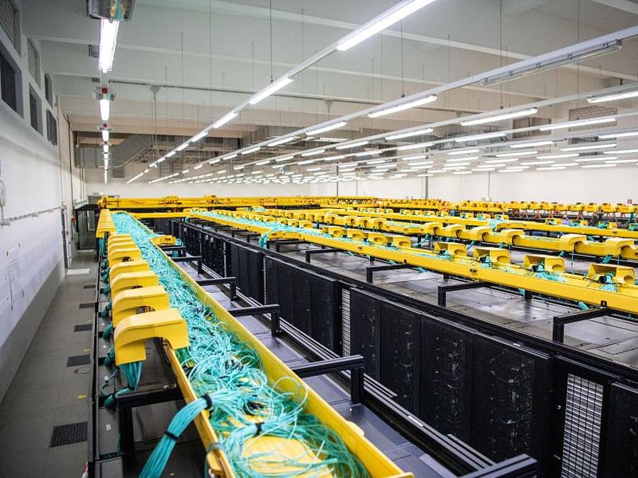 Das Superhirn «SuperMUC-NG» schafft 26,7 Petaflops, das sind mehr als 26 Billiarden Rechenschritte pro Sekunde. Foto: Lino Mirgeler