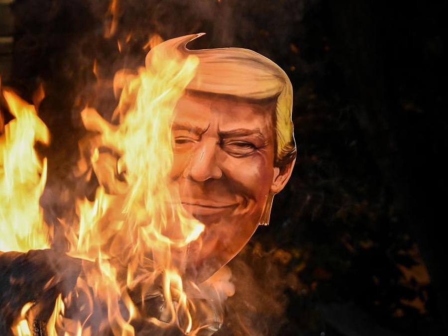 Donald Trump, Präsident der USA, brennendes Plakat. Foto: Alex Brandon/AP/dpa