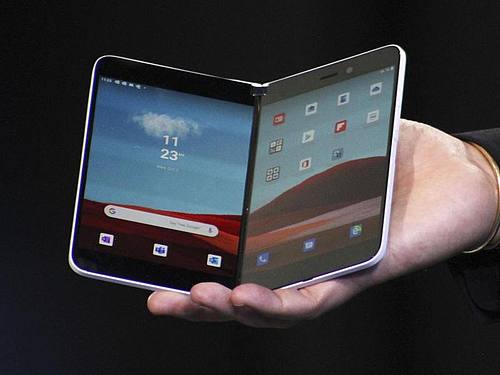 Microsofts Klapp-Smartphone „Surface Duo“ kann nun in den USA vorbestellt werden. Ob und wann das Gerät außerhalb der USA angeboten wird, ist bisher unklar. Foto: kyodo/dpa/Archiv