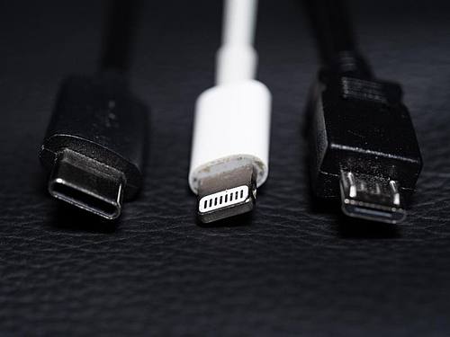 Ein USB-C (l-r), ein Apple Lightning und ein Micro-USB Kabel (l-r) liegen nebeneinander. Foto: Mohssen Assanimoghaddam/dpa