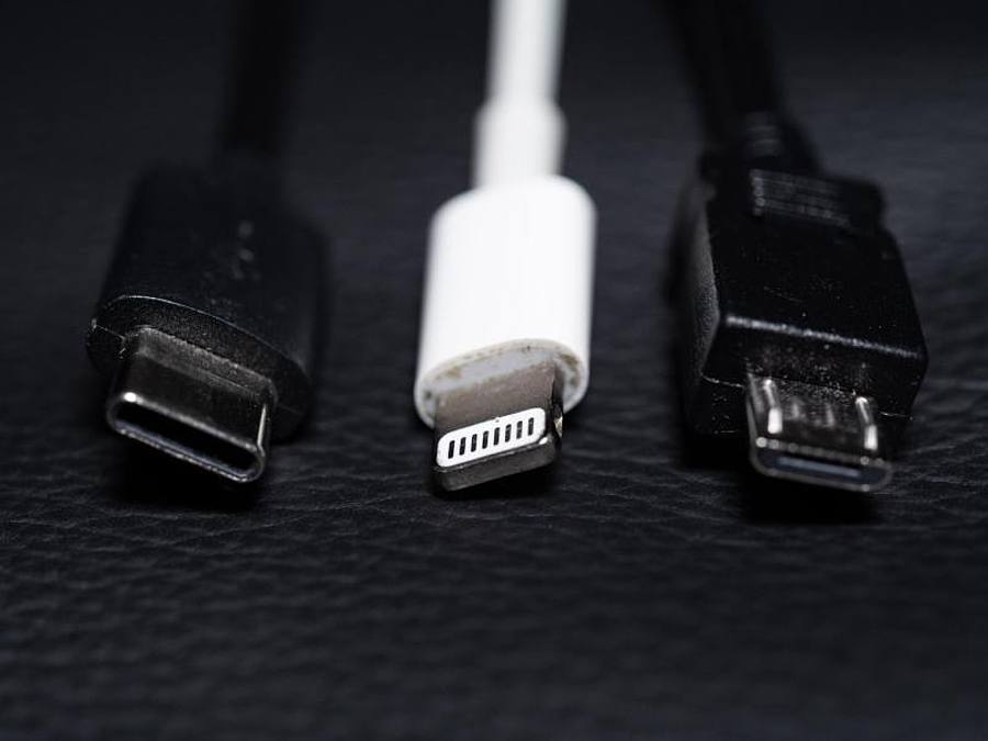 Ein USB-C (l-r), ein Apple Lightning und ein Micro-USB Kabel (l-r) liegen nebeneinander. Foto: Mohssen Assanimoghaddam/dpa