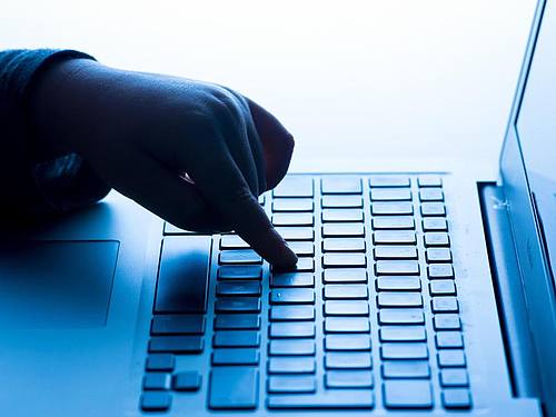 Viele Jugendliche werden im Internet Opfer von Mobbing und Beleidigungen. Foto: Dominic Lipinski/PA Wire/dpa/Illustration
