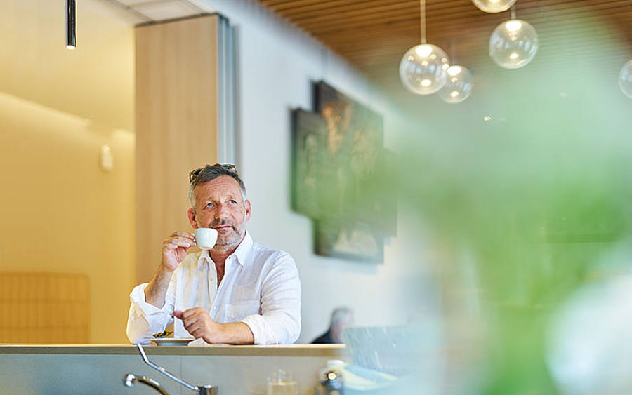David-Ruben Thies trinkt Kaffee