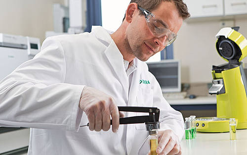 Ein Chemiker führt Tests in einem Labor durch