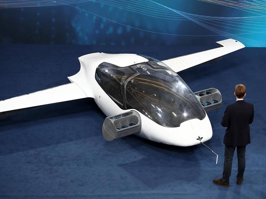 Der Prototyp des ersten flugfähigen Flugtaxis, der eVTOL des Herstellers Lilium. Foto: Daniel Karmann/dpa