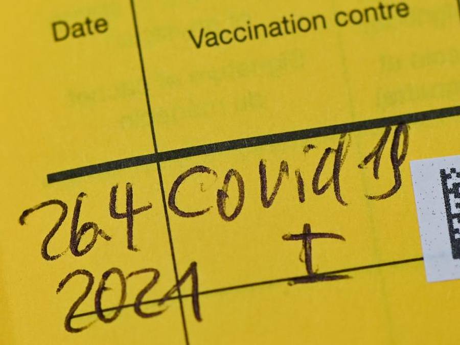 In einem Impfausweis ist der Eintrag einer Erstimpfung gegen das Coronavirus zu lesen. Ab dem Sommer sollen entsprechende Nachweise auch digital möglich sein. Foto: Patrick Pleul/dpa-Zentralbild/ZB