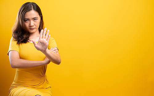 Asiatische Frau im gelben Kleid