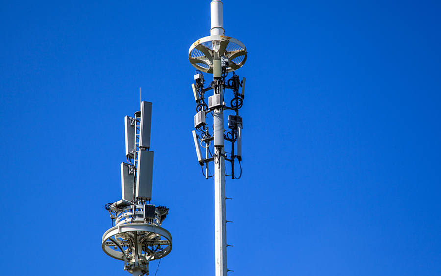 Ein Mobilfunkmast vor blauen Himmel