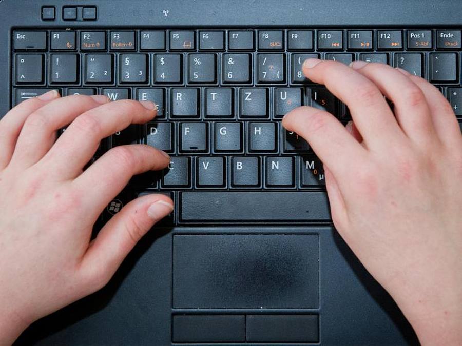 Mit dem Gesetz soll verhindert werden, dass Kinder und Jugendliche im Netz gemobbt, belästigt oder durch Kostenfallen abgezockt werden. Foto: Ole Spata/dpa
