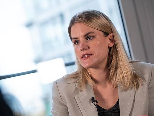 Frances Haugen, Facebook-Whistleblowerin, spricht bei einem Interview. Foto: Christophe Gateau/dpa