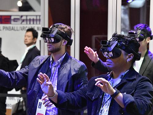 Besucher der International Consumer Electronics Show (CES) in Las Vegas. Foto: Gene Blevins/ZUMA Wire/dpa