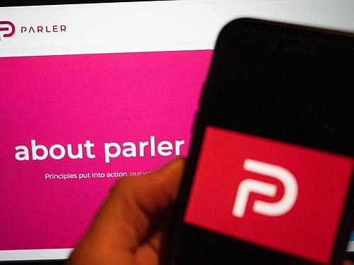 Die bei Anhängern des abgewählten US-Präsidenten Donald Trump beliebte Social-Media-Plattform Parler ist von Amazon-Servern rausgeflogen. Foto: Christophe Gateau/dpa