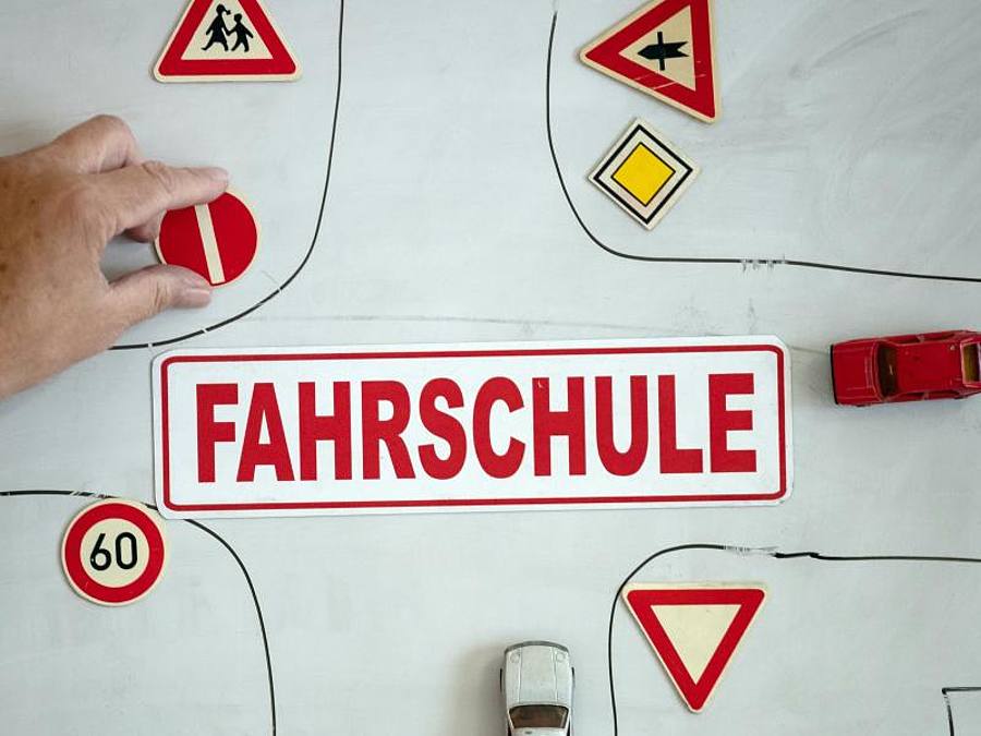Fahrschulverbände sehen Pläne für grundsätzlichen Online-Theorieunterricht sehr kritisch. Foto: Swen Pförtner/dpa