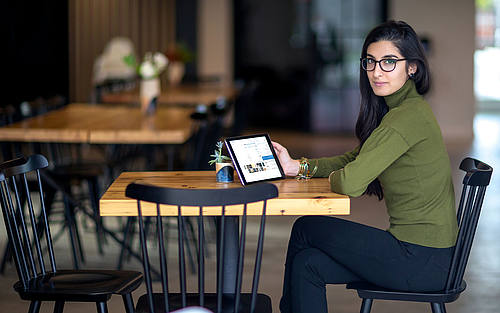 Frau sitzt m Tablet, Mitarbeiterin im Büro