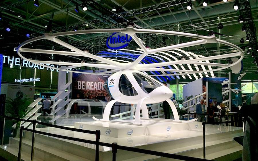Am Intel-Stand findet man auch die Drohne „Volocopter 2X“; dieses Flugtaxi bietet Platz für zwei Personen.